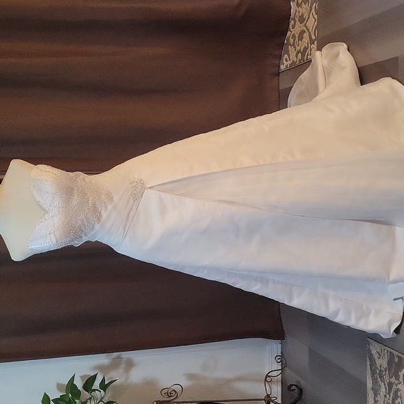 Joli Bridal Dresses & Skirts - Size 6 Joli Bridal Wedding Dress - Make Offer